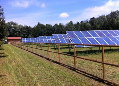 Progettazione e Direzione Lavori impianti fotovoltaici: in questa foto, riportiamo un impianto fotovoltaico realizzato a terra. Ad oggi abbiamo all'attivo alcuni MW di potenza installata.